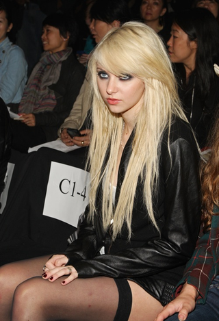 Illustration for article titled Taylor Momsen Is The Queen Of The Teenage Scowl